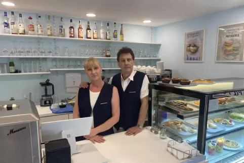 Begrüßen seit Pfingsten Kunden in ihrem französischen Bistro: Renata Dudek und Alex Heil.