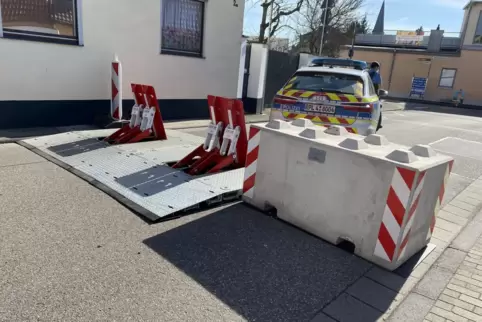 Zufahrtssperre beim diesjährigen Fasnachtsumzug in Mechtersheim: Die Verbandsgemeinde hatte sich die Sperren von der Stadt Speye