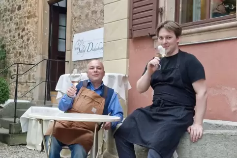  Gastgeber im Deidesheimer Schloss: Simi Berst (links) und Joshua Leise.