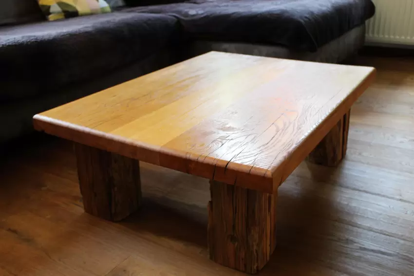 Zwei alte Stufen des Wolfsteiner Rathauses haben als Couchtisch eine neue Funktion erhalten.
