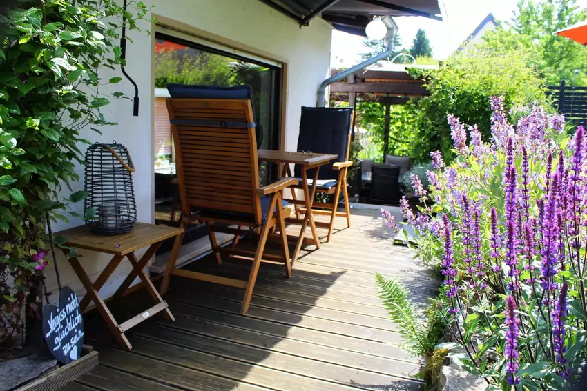 Die selbst angelegte Holzterrasse ist nur eine von mehreren Möglichkeiten zum Entspannen nach getaner Arbeit.