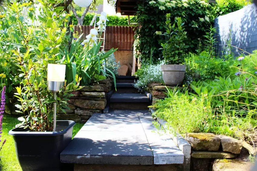 Mit viel Arbeit und zahlreichen Natursteinen hat das Ehepaar Nickel verschiedene Ebenen und Laufwege im Garten geschaffen.