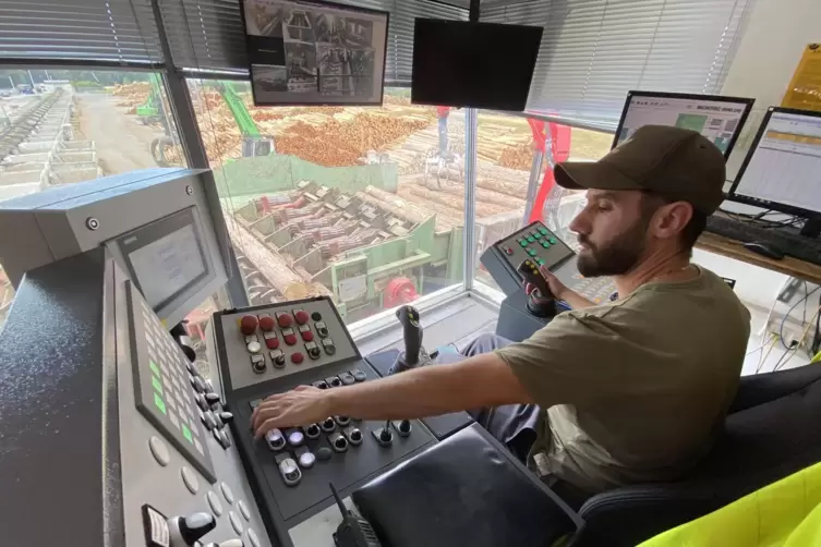 Spielekonsole? Nein, Arbeitsplatz im S&auml;gewerk. Chabo Jonan bedient die Maschinen am Rundholzplatz per Joystick. 