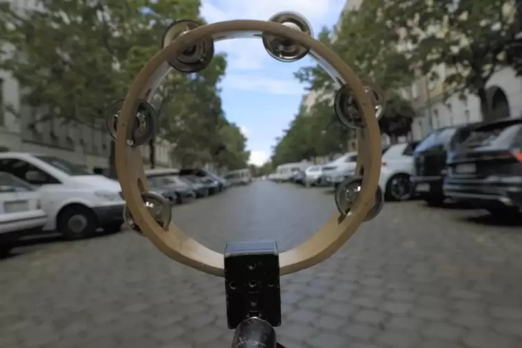 Die Musik der Stadt: Ein Schellenkranz, angebracht an einem Fahrer macht beim Fahren &uuml;ber das Kopfsteinpflaster T&ouml;ne. 