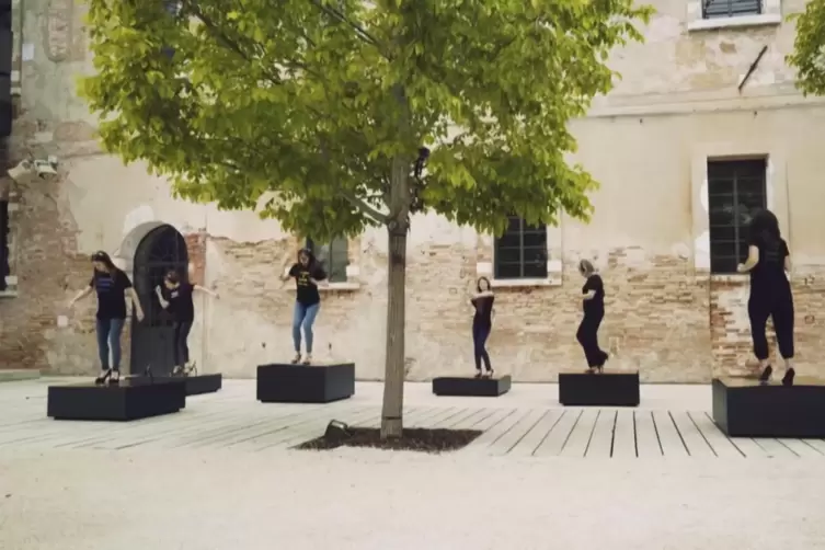 Stiller Tanz bei der Venedig-Biennale 2017: Nevin Aladags Performance &bdquo;Raise the Roof&ldquo;. 