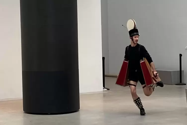 Mann mit Trommeln am Hut: Performance in Mannheim, 2021. 