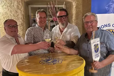 Stoßen auf ein neues Lions-Jahr an (von links): der neue Präsident des LC Wörth Kandel, Elmar Birk, sowie sein Vorgänger Hans-Ch