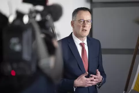 Extremismus ist mit dem Status als Beamter unvereinbar – das betont auch der rheinland-pfälzische Innenminister Michael Ebling ( Extremismus ist mit dem Status als Beamter unvereinbar – das betont auch der rheinland-pfälzische Innenminister Michael Ebling (