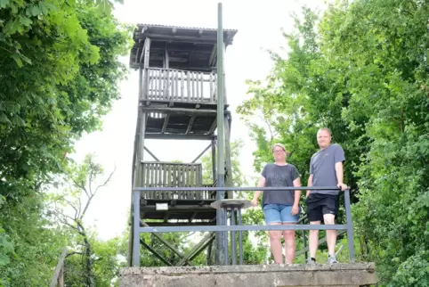Statt Nussbaumfest feiert Schmitshausen am 12. Juli das Turmfest mit DJ am Bassin. Ortsbürgermeisterin Sabrina Engel und Feuerwe