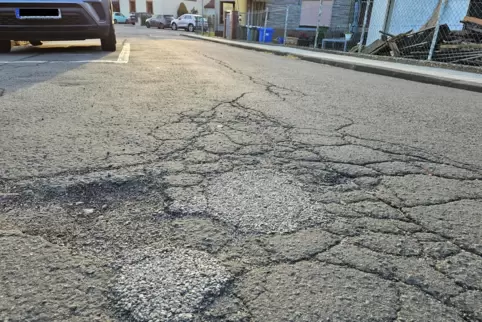 Mit einzelnen Reparaturen ist es getan, meinen die Gegner der Sanierung: Speyerer Straße in Wattenheim. 