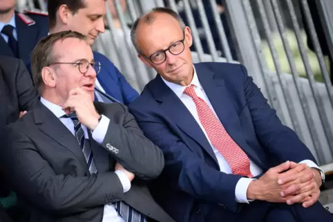 Bundeskanzler Friedrich Merz (rechts) und Verteidigungsminister Boris Pistorius wollen die Bundeswehr deutlich stärker machen. 