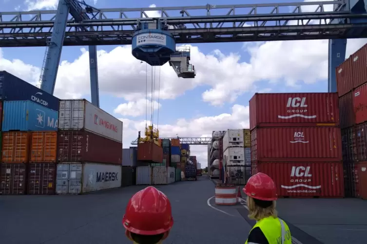 Aus 20 Meter H&ouml;he werden die Container mit viel Augenma&szlig; an Ort und Stelle platziert.