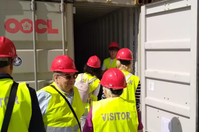 Die RHEINPFALZ-Leser durften einen Fabrikneuen Container von innen besichtigen und sich mit dem Geruch von L&ouml;sungsmitteln vertra