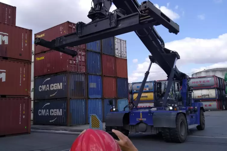 Die &Uuml;berseecontainer werden mit gro&szlig;em Ger&auml;t aber auch viel Fingerspitzengef&uuml;hl bewegt.