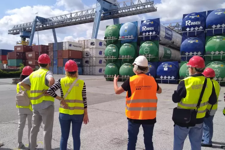 "Containerstapeln ist ein bisschen wie Tetris spielen", erkl&auml;rte Sandra Kn&uuml;ttel (orange).