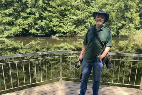 Stefan Kahlert vom Vogelschutzverein Hardenburg kennt sich bestens am Schlangenweiher aus.