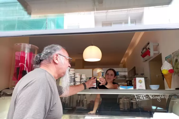 Besonders beliebt im Lavazza in der M&uuml;hlstra&szlig;e sind Pistazien-Eis und die Fruchtsorten, sagt Clarissa Cutaia.