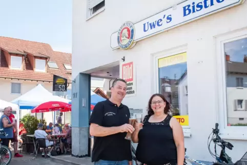 Eingespieltes Team: Uwe Färber und seine Ehefrau Andrea, die ihn an den Wochenenden hinter der Theke unterstützt. 