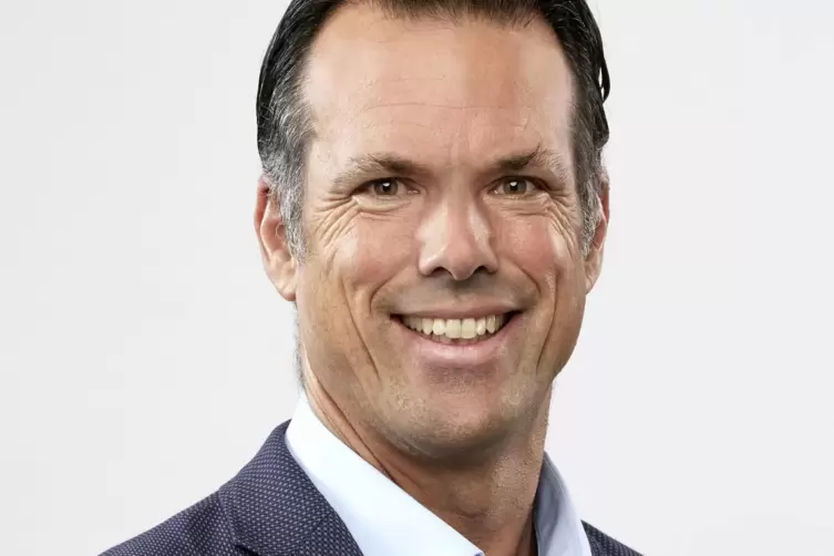 Der bisherige Amtsinhaber, Thomas Flocken, hat den Stab an seinen Nachfolger Otto Löffel übergeben. 