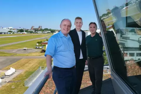 Verantwortliche am Flugplatz: der neue Geschäftsführer Yannis Graf zwischen IHK-Chef Jürgen Vogel (links) und Vorgänger Rainer Z