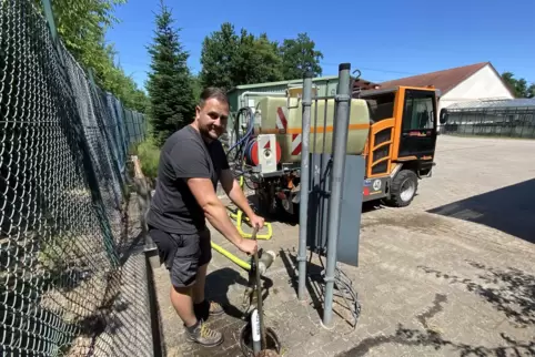 Achtmal am Tag 1700 Liter: Lars von Mühlen befüllt an einem heißen Tag den Tankwagen der Stadtgärtnerei mehrmals am Standrohr.