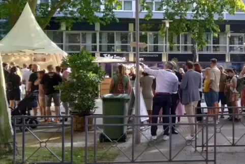 Großer Andrang bei der ersten After Work Party auf dem Ludwigsplatz in diesem Jahr. 