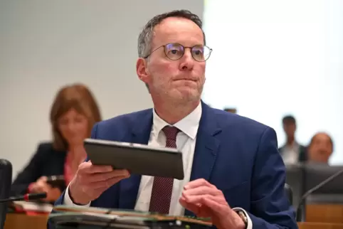 Angesichts ihrer Entwicklung dürfe sich die AfD nicht wundern, wenn sich der Staat ihr gegenüber wehrhaft zeige, sagt der rheinl