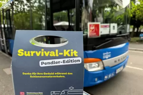 Ein „Überlebenspaket“ für Pendler wurde in Bussen verteilt. 