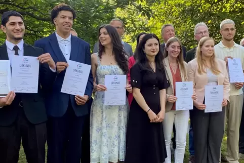 Die neuen Stipendiaten (von links): Hussam Al Sholi (Donnersbergkreis), Silas Mweri (Kreis Bad Kreuznach), Sina Schön (Kaisersla