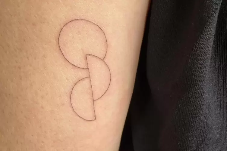 Geschafft: das offizielle &bdquo;Opt. Ink&ldquo;-Logo, zwei Halbkreise, die zu einem Ganzen werden.
