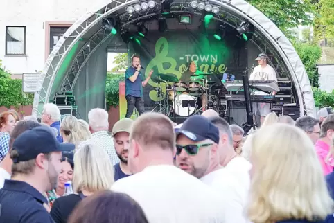 voller Dorfplatz, auf dem die Band B-Town Boogie Boys spielt.
