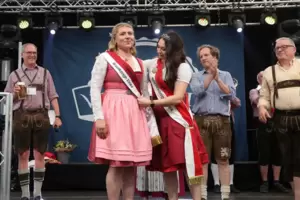 Zuerst die Schärpe: Aus Emilia Reiser wird Emilia I. Zuerst die Schärpe: Aus Emilia Reiser wird Emilia I.