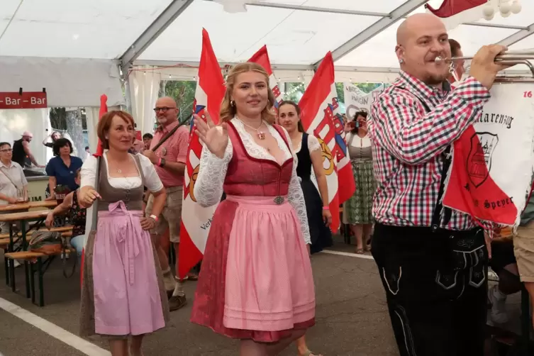 Noch ungekr&ouml;nt: Die designierte neue Brezelk&ouml;nigin Emilia I. am Samstagabend beim Einzug ins Festzelt.