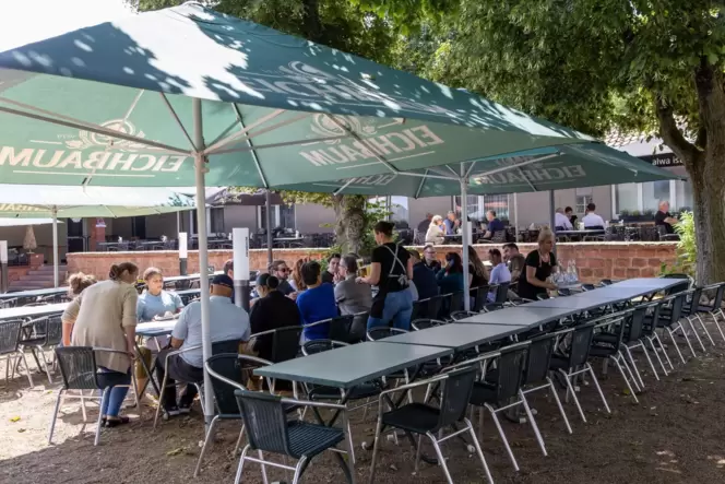 Der Biergarten im Licht Luft bietet 300 Plätze – beschattet von alten Bäumen. 80 weitere Plätze gibt es auf einer überdachten Te Der Biergarten im Licht Luft bietet 300 Plätze – beschattet von alten Bäumen. 80 weitere Plätze gibt es auf einer überdachten Te
