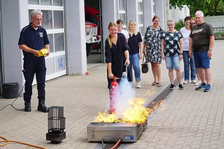 Übung für den Ernstfall: Claus Wilhelm zeigt Charlotte Krebs, wie man mit einem Feuerlöscher einen Brand löscht. 