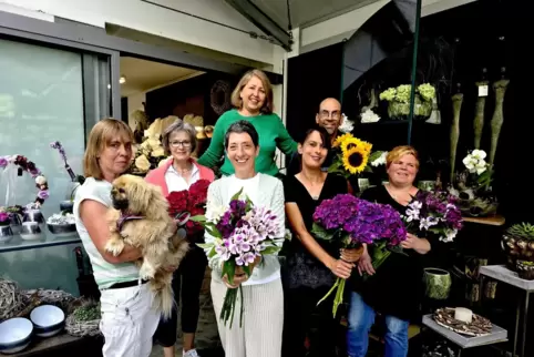 Das Team um Betriebsleiterin Welga Littig (hinten Mitte), inklusive Hundedame Lilly, zaubert kreative Sträuße und passende Acces