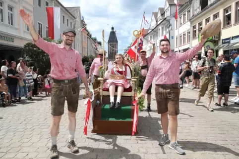 Ihre Majestät Emilia I. hält Hof: Die frischgebackene Speyerer Brezelkönigin darf bei der Parade natürlich keinesfalls fehlen.