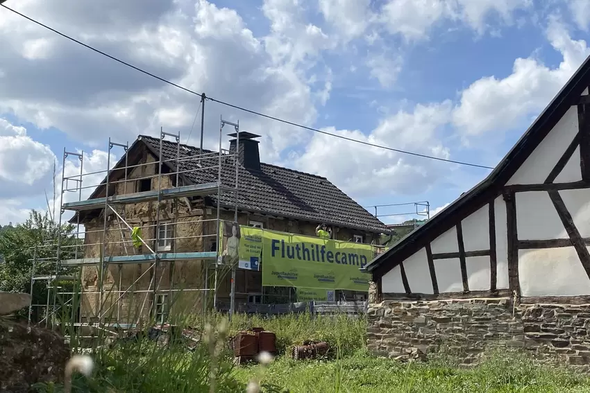 Insul hat rund 470 Einwohner. Derzeit wird auf drei Baustellen parallel gearbeitet.