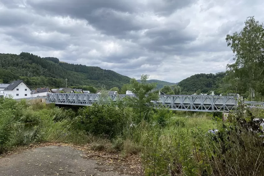 Wo früher eine mittelalterliche Brücke übers Wasser führte, steht jetzt ein Ersatzbauwerk.