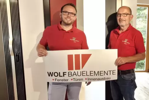 Generationswechsel bei Wolf Bauelemente: Johannes Wolf (links) hat zum 1. April die Geschäftsführung des Unternehmens von Vater 