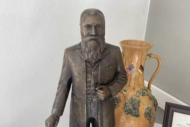 Die Statue zeigt Johann Gottfried Cullmann, den Gr&uuml;nder der amerikanischen Partnerstadt.