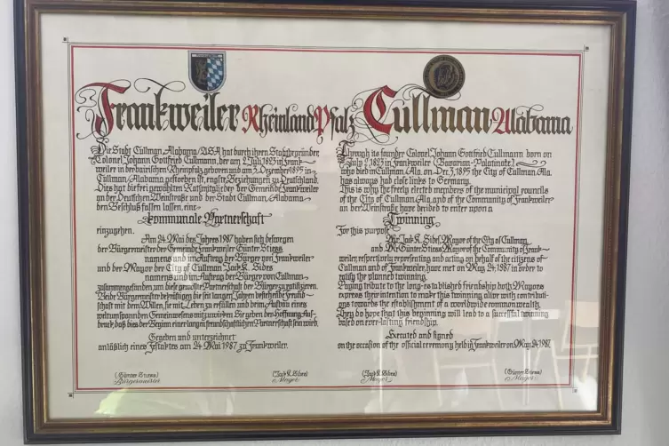 Eine Urkunde im Gemeindehaus erinnert an die Partnerschaft mit Cullman (Alabama).