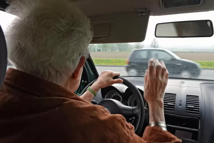 Immer wieder werden verpflichtende Fahrt&uuml;chtigkeitstests f&uuml;r Senioren diskutiert. Das EU-Parlament hat sich gerade erneut dagege