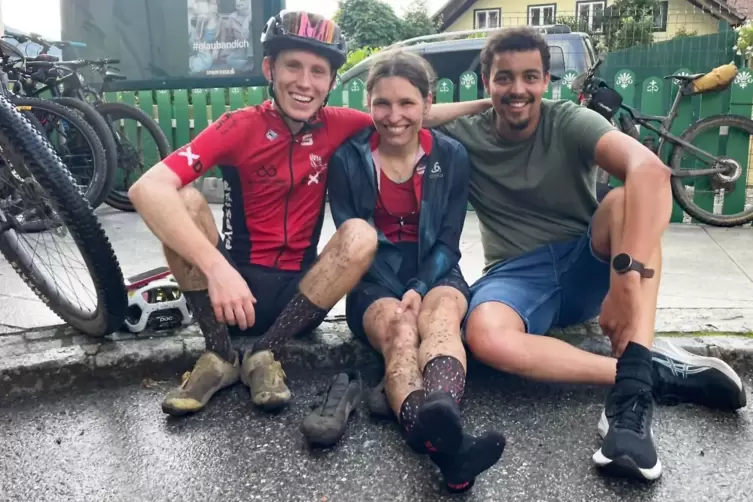 Hinterher geschafft, aber gl&uuml;cklich: Angelina Giffhorn mit Freund und Trainer Lars Holder (links) sowie Johannes Feder vom TuS S