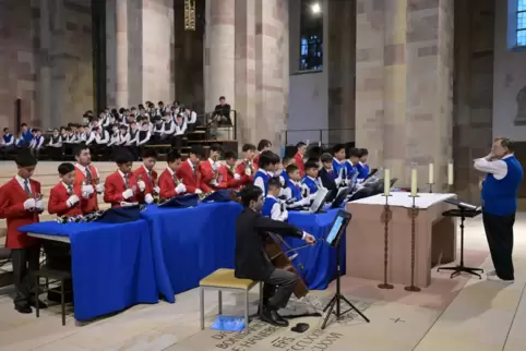 Himmlisches „Alleluia“: der Golden Gates Boys Choir unter der Leitung von Steven Meyer im Speyerer Kaiserdom. Dahinter sieht der