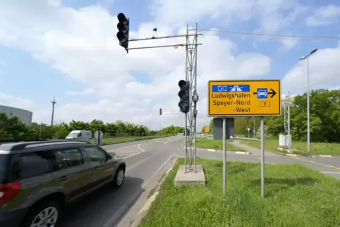 In der Vergangenheit noch Provisorium: Ampel auf der B39 nach Dudenhofen. 