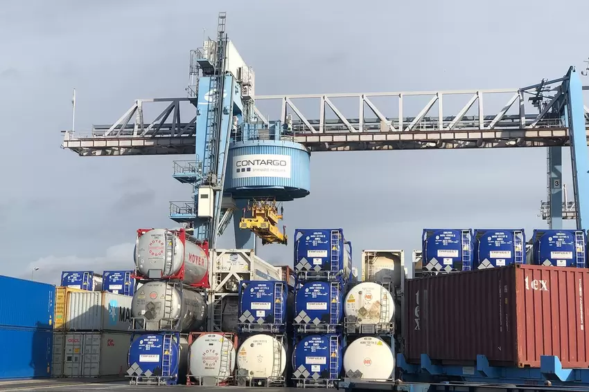 Der Kaiserwörthhafen ist die Drehscheibe beim Warentransport per Schiff, Bahn oder Lkw.