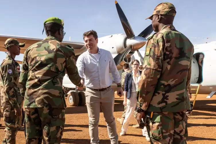 Ständig auf Achse: Im November 2022 besuchte Staatssekretär Thomas Hitschler das westafrikanische Land Niger, wo die Bundeswehr 