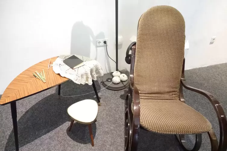 Bea Roth macht sich in einer Installation &bdquo;Gedanken zum Thema ,Forever young&rsquo;&ldquo;. 