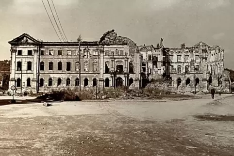 Ein Foto aus dem Zweibrücker Stadtarchiv zeigt: Nach dem Zweiten Weltkrieg war das Schloss in einem üblen Zustand. 